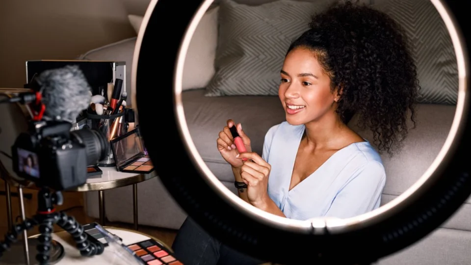 Renda extra com influência digital: passo a passo para atrair seguidores e fechar parcerias