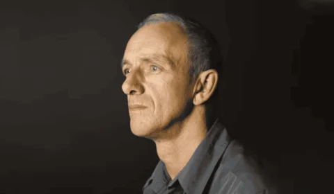 Inglês vai ao médico com dedos inchados e acaba descobrindo câncer de pulmão