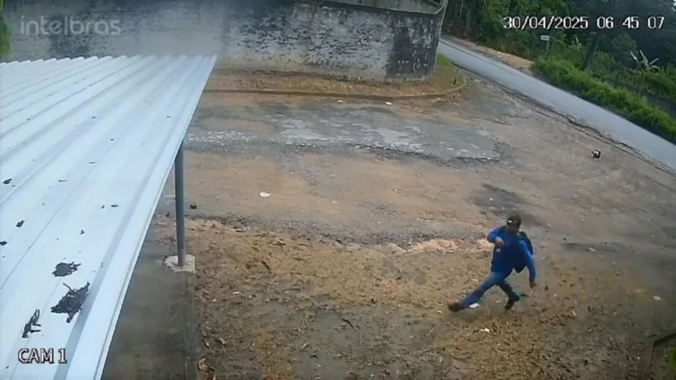 Jovem é morto a facadas em Manaus após se envolver com mulher de traficante; vídeo mostra ataque