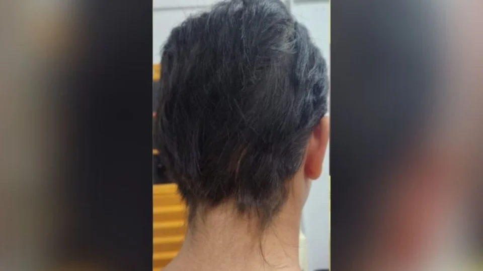 Mãe é suspeita de espancar filha com cabo de vassoura e cortar cabelo dela com faca em Manaus