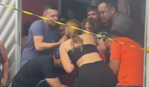 ‘Meu Deus, o meu filho’, mãe se desespera e quebra vidro ao ver filho morto em frente de casa em Manaus