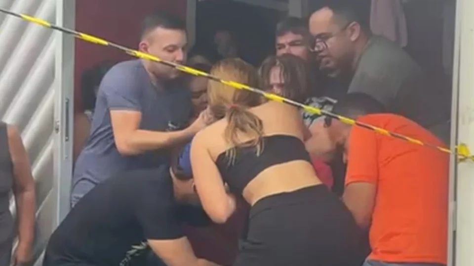 ‘Meu Deus, o meu filho’, mãe se desespera e quebra vidro ao ver filho morto em frente de casa em Manaus