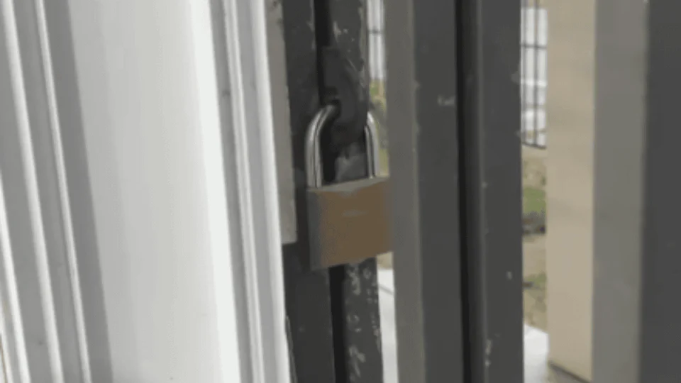 Médico e pacientes ficam trancados em posto de saúde no Acre e situação viraliza nas redes