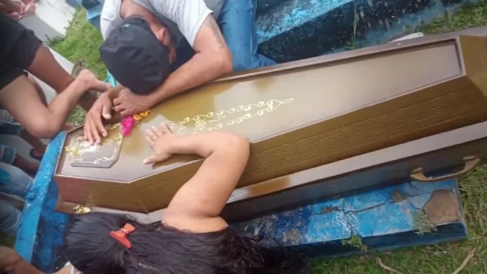 ‘Ele tinha medo de entrar na água’, diz pai de menino morto afogado após pescaria com padrasto no Amazonas