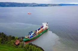 Norueguês acorda e se depara com navio cargueiro em seu quintal