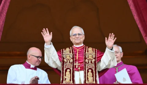 Foto antiga do novo Papa tomando cerveja no Brasil em 2004 viraliza; veja