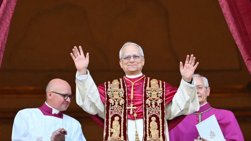 Conclave: fumaça branca indica escolha de Robert Francis Prevost como novo Papa