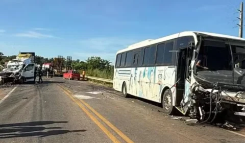 VÍDEO: ônibus com 24 passageiros se envolve em acidente com ambulância na BR-364; duas pessoas morrem