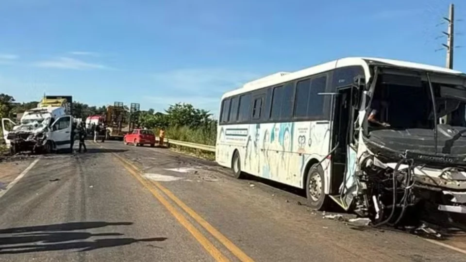 VÍDEO: ônibus com 24 passageiros se envolve em acidente com ambulância na BR-364; duas pessoas morrem