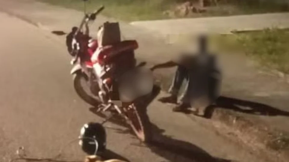 VÍDEO: homem arrasta pitbull morto amarrado à motocicleta em Rondônia