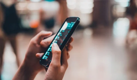 Professor leva pauladas após pedir que aluna guardasse celular em sala de aula em Envira (AM)