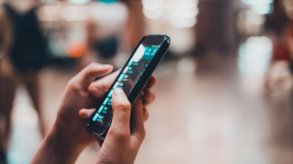 Professor leva pauladas após pedir que aluna guardasse celular em sala de aula em Envira (AM)