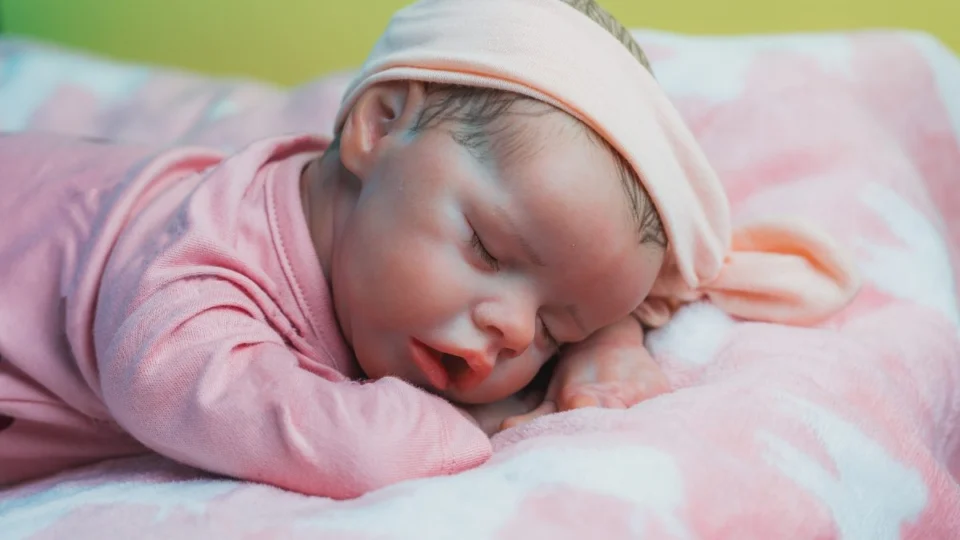Homem é preso após agredir bebê de 4 meses confundido com boneca reborn