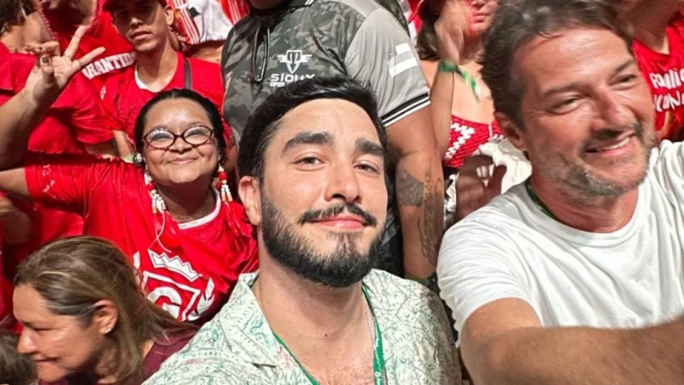 Atores Léo Bittencourt e Marcelo Serrado trocam camarote e se jogam na galera do Garantido