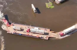 Tráfego na BR-319 segue totalmente interditado após rompimento de cabo em balsa