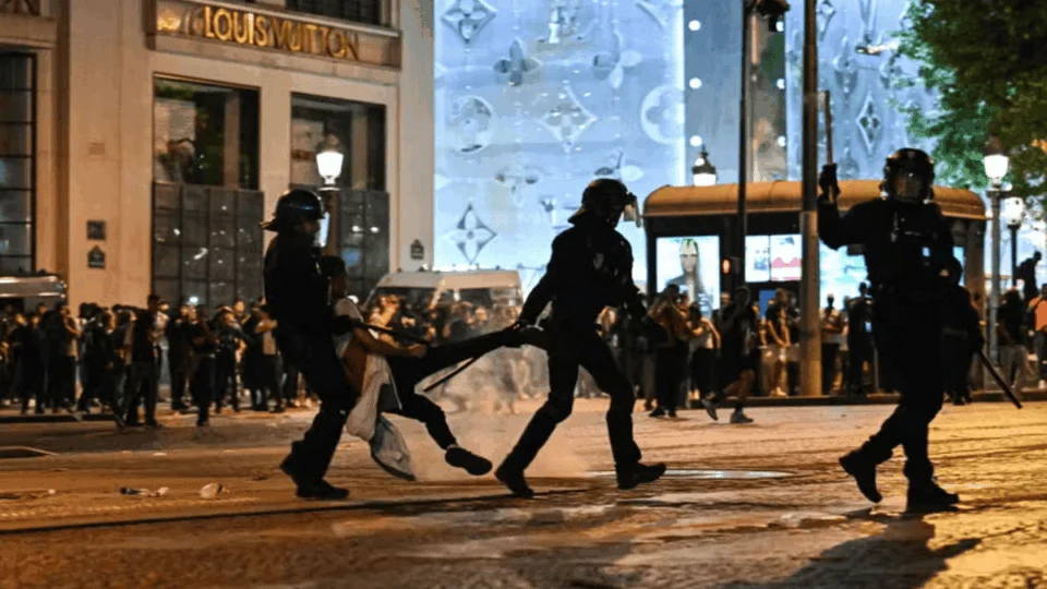VÍDEO: festa do PSG por título da Champions tem mortes, incêndios e mais de 500 presos