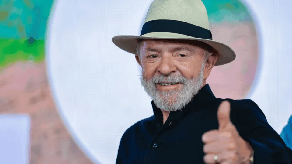 ‘Se eu estiver bonitão e apaixonado, a extrema direita não volta’, diz Lula sobre 2026