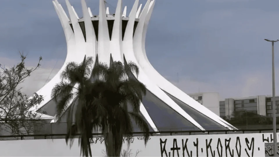 ‘Gangues’ de pichadores atacam monumentos de Brasília; crimes podem render até quatro anos de prisão