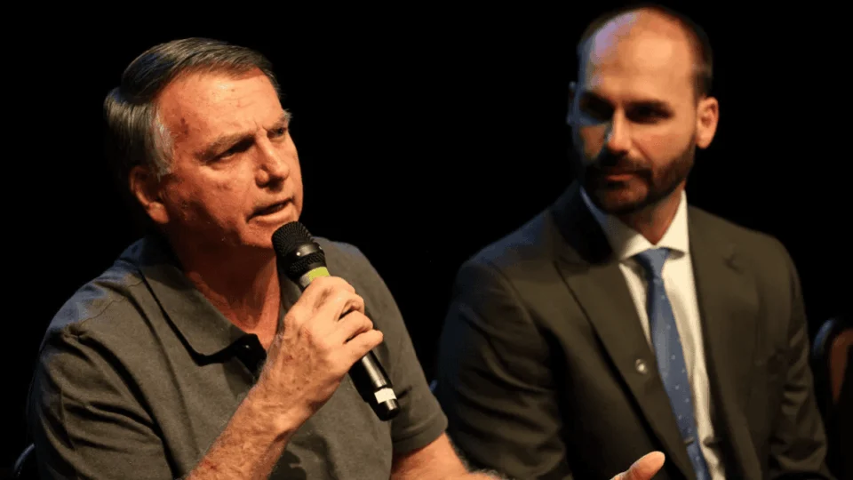 Pai, filho e a grana: Bolsonaro admite ajuda milionária a Eduardo nos EUA