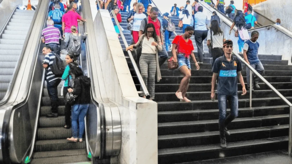 VÍDEO: homem bate a cabeça e fica preso em escada rolante da Rodoviária de Brasília