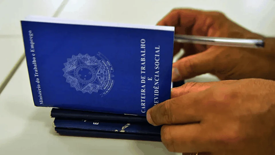 Câmara aprova projeto que atualiza a CLT e inclui meios digitais; entenda