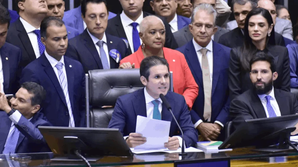 ‘Recado claro da sociedade’, diz Motta após Câmara avançar em projeto contra aumento do IOF