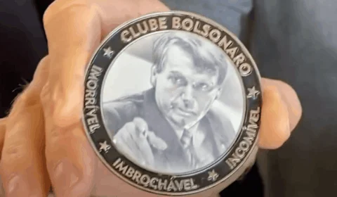 Bolsonaro homenageia Kassab com medalha de ‘imbrochável, imorrível e incomível’