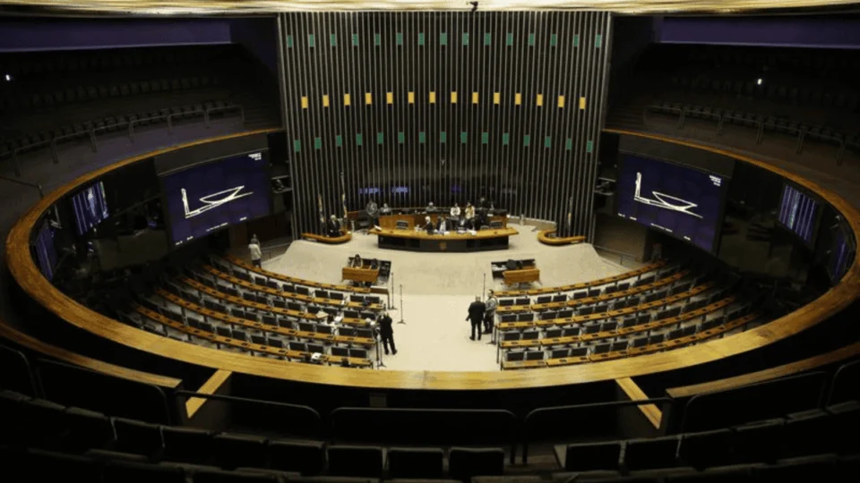 Congresso esvaziado: São João e pautas pré-recesso ditam ritmo no Legislativo