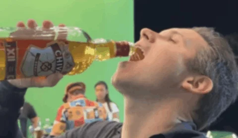 Direto na goela: veja o momento em que Hugo Motta vira garrafa de uísque em festa