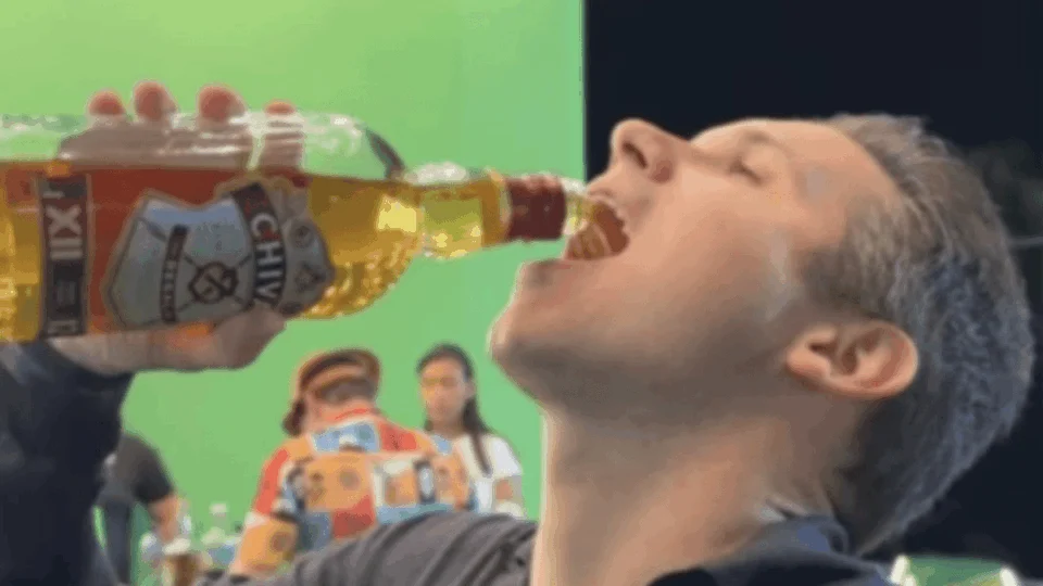 Direto na goela: veja o momento em que Hugo Motta vira garrafa de uísque em festa