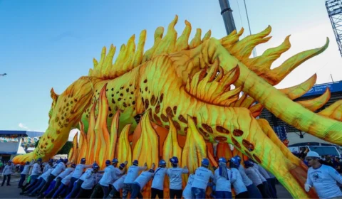Caprichoso faz translado de alegorias gigantes até o Bumbódromo, em Parintins