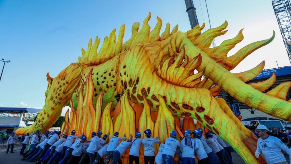Caprichoso faz translado de alegorias gigantes até o Bumbódromo, em Parintins