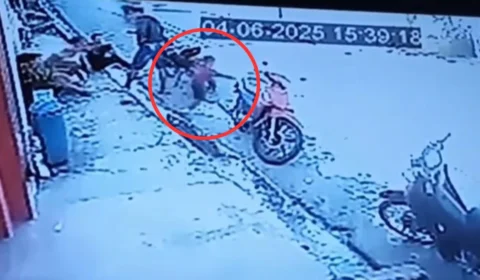 Criança é atropelada por motociclista ao correr para rua no Amazonas; veja vídeo