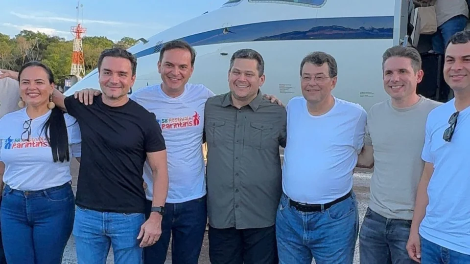 Davi Alcolumbre, Hugo Motta e Mauro Campbell chegam a Parintins para prestigiar o festival