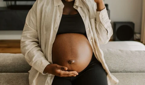 Gêmeas morrem após grávida ser impedida de sair do trabalho para ir ao hospital dar à luz; veja detalhes