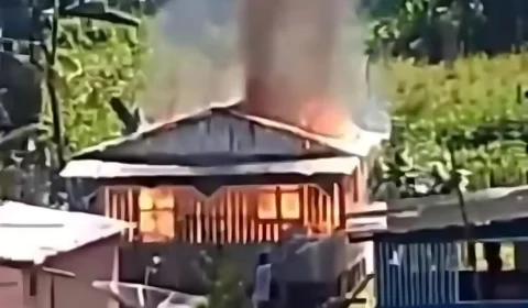 Homem é preso após incendiar casa da ex-mulher por não aceitar fim do relacionamento no Acre