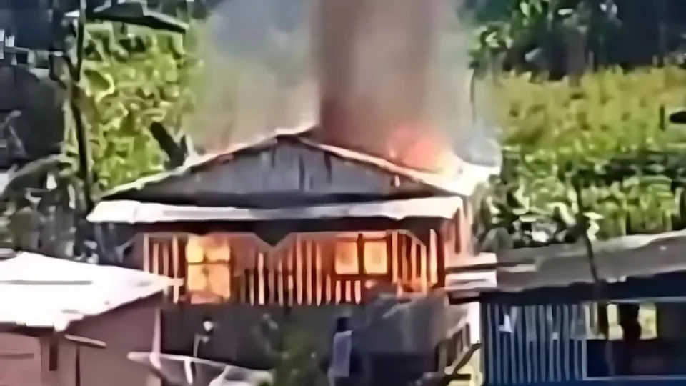 Homem é preso após incendiar casa da ex-mulher por não aceitar fim do relacionamento no Acre