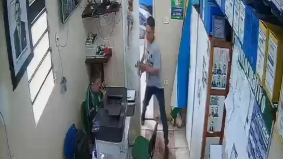 Professor esfaqueia diretor dentro de escola em Manacapuru, no Amazonas; veja vídeo