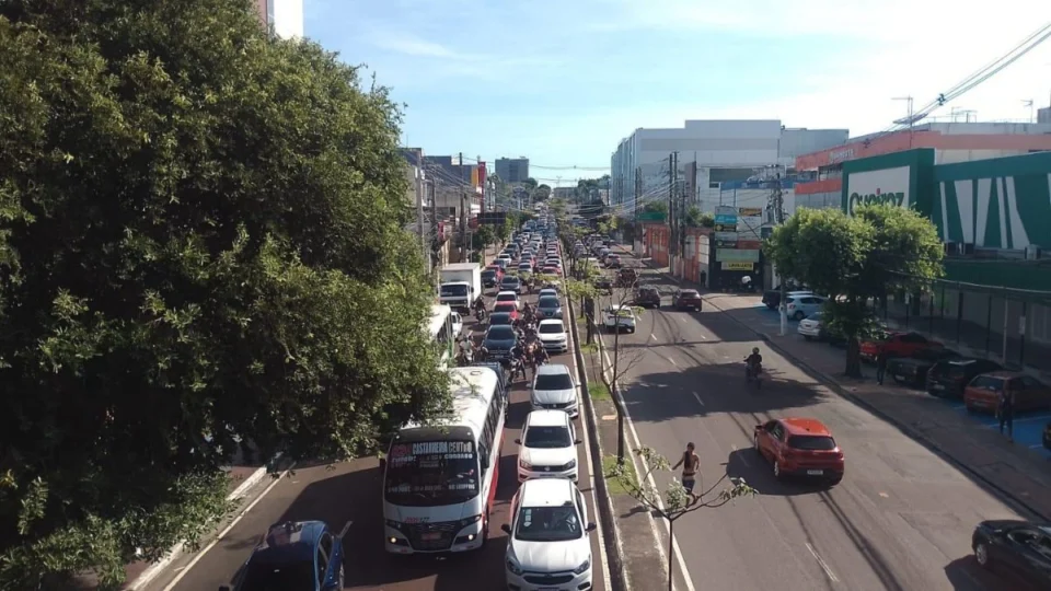 Trabalhadores fecham avenidas em Manaus em protesto por melhores salários e benefícios