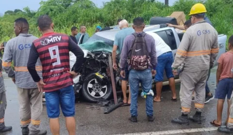VÍDEO: Duas pessoas ficam feridas após grave acidente entre carreta e carro na BR-174 em Mucajaí (RR)