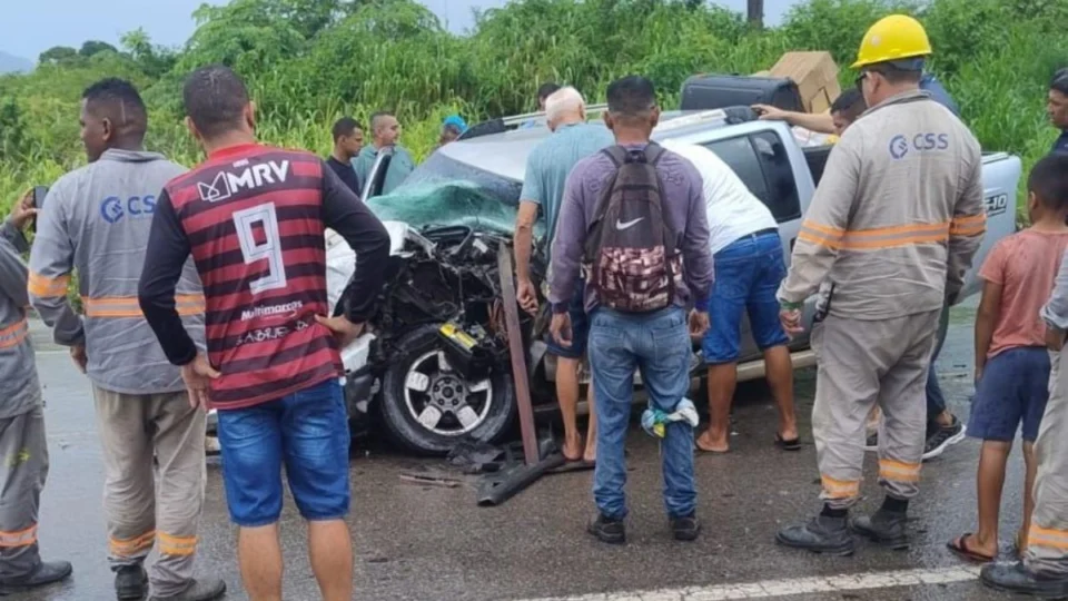 VÍDEO: Duas pessoas ficam feridas após grave acidente entre carreta e carro na BR-174 em Mucajaí (RR)