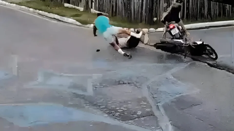 VÍDEO: acidente entre motocicletas na ‘esquina da morte’ deixa um ferido no Amazonas