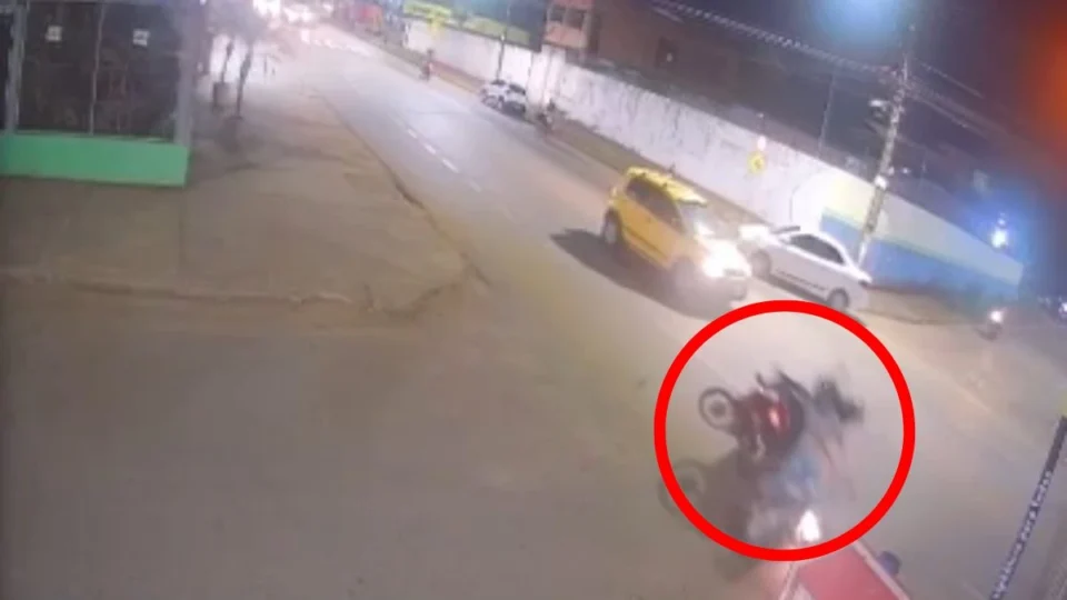 VÍDEO: colisão entre motos deixa mulher com fratura exposta em Porto Velho