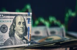 Dólar sobe após ataque de Israel ao Irã e petróleo dispara; mercados operam em alerta