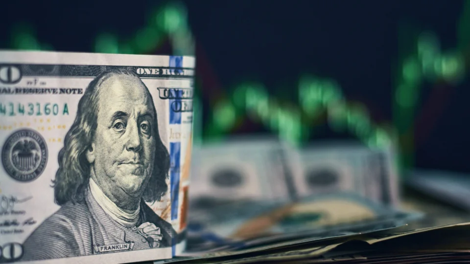 Dólar sobe após ataque de Israel ao Irã e petróleo dispara; mercados operam em alerta