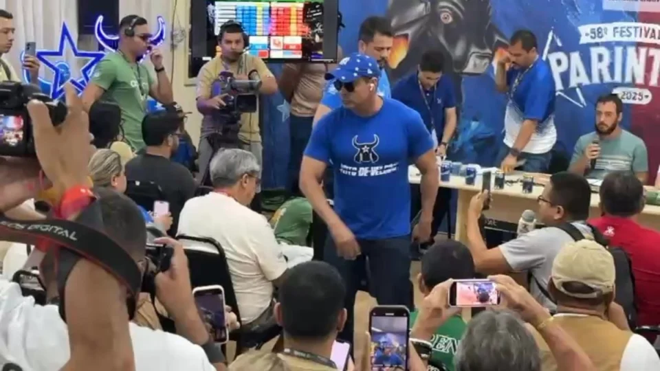 ‘É uma pouca vergonha’: Rossy Amoedo, presidente do Caprichoso, acusa jurados de roubo durante apuração em Parintins; veja vídeo