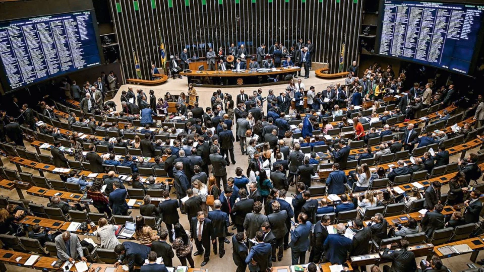 Senado aprova aumento de deputados federais; proposta gera críticas e volta à Câmara