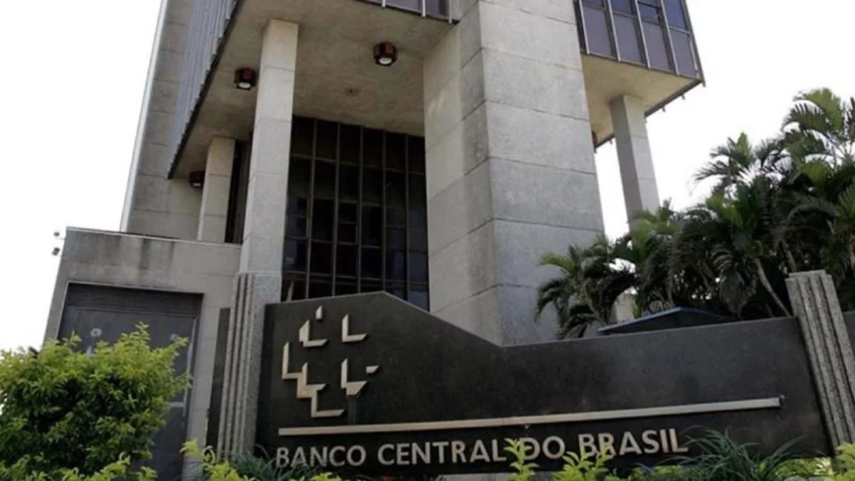 Banco Central eleva Selic para 15% ao ano, maior nível desde 2006, e juros altos devem continuar