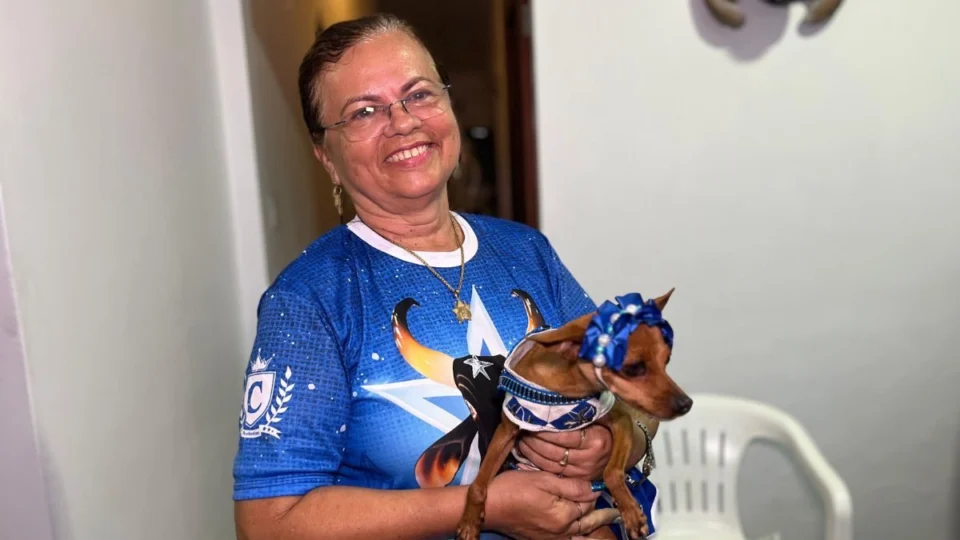 ‘Azul até morrer’: torcedora decora casa e até a cachorra para o Festival de Parintins 2025