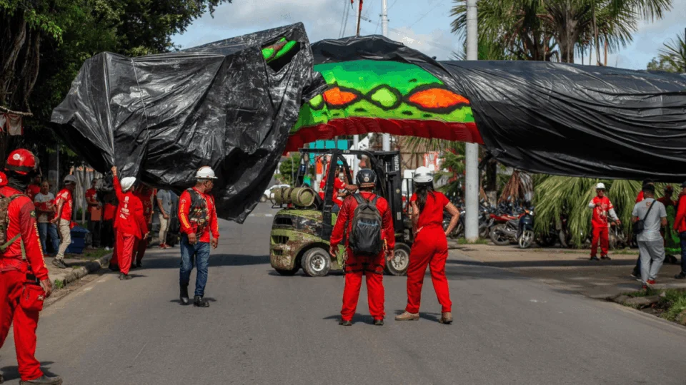 Boi Garantido inicia translado de alegorias para o Festival de Parintins 2025